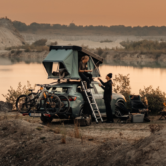 Thule Widesky two-person hardshell roof top tent dark slate Thule Widesky two-person hardshell roof top tent dark slate